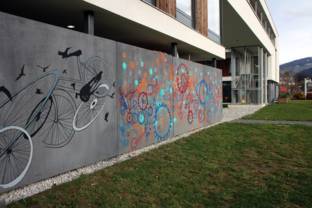 Sockelgestaltung als Therapie Die Kinder- und Jugendpsychiatrie in Hall in Tirol ist nun als Haus für die Jugend von außen deutlich erkennbar.